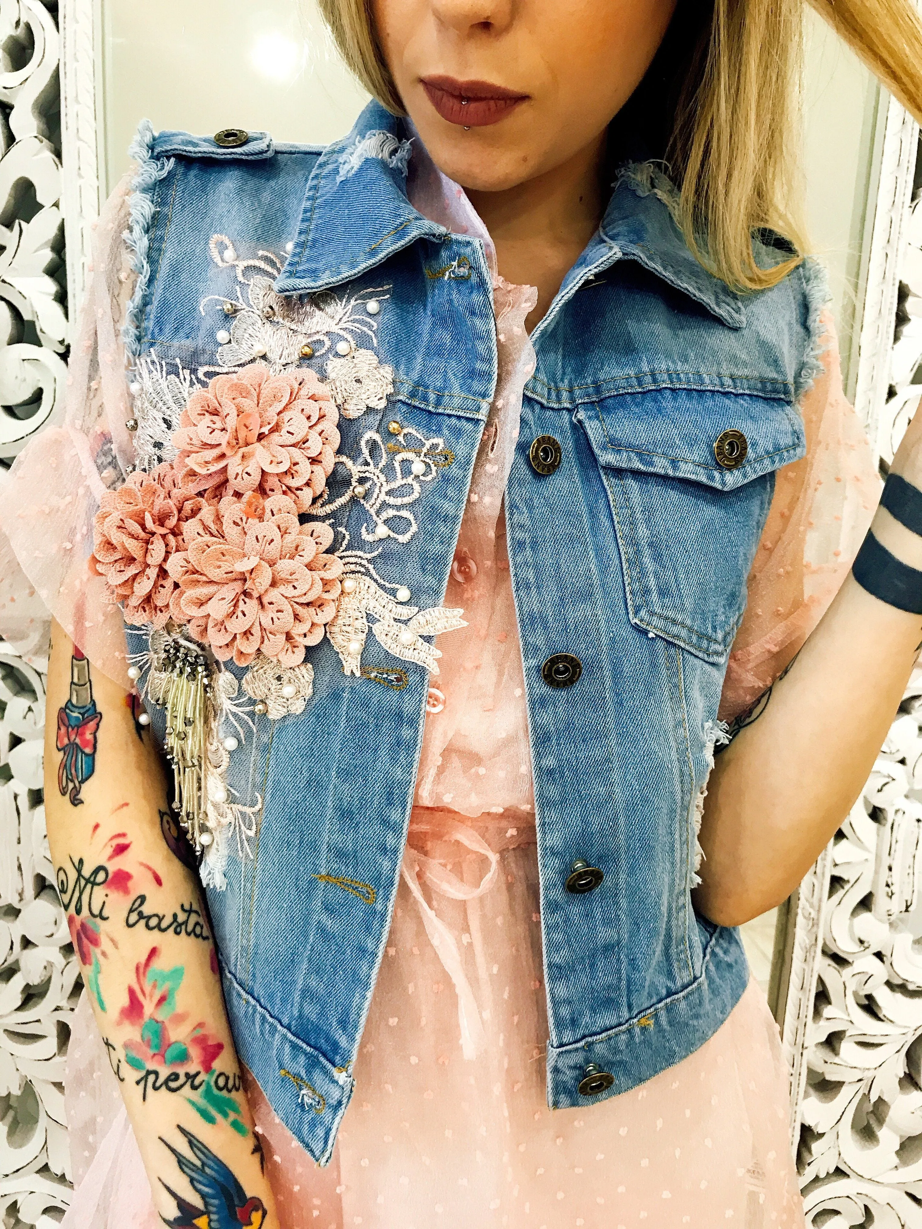 Gilet con fiori ricamati