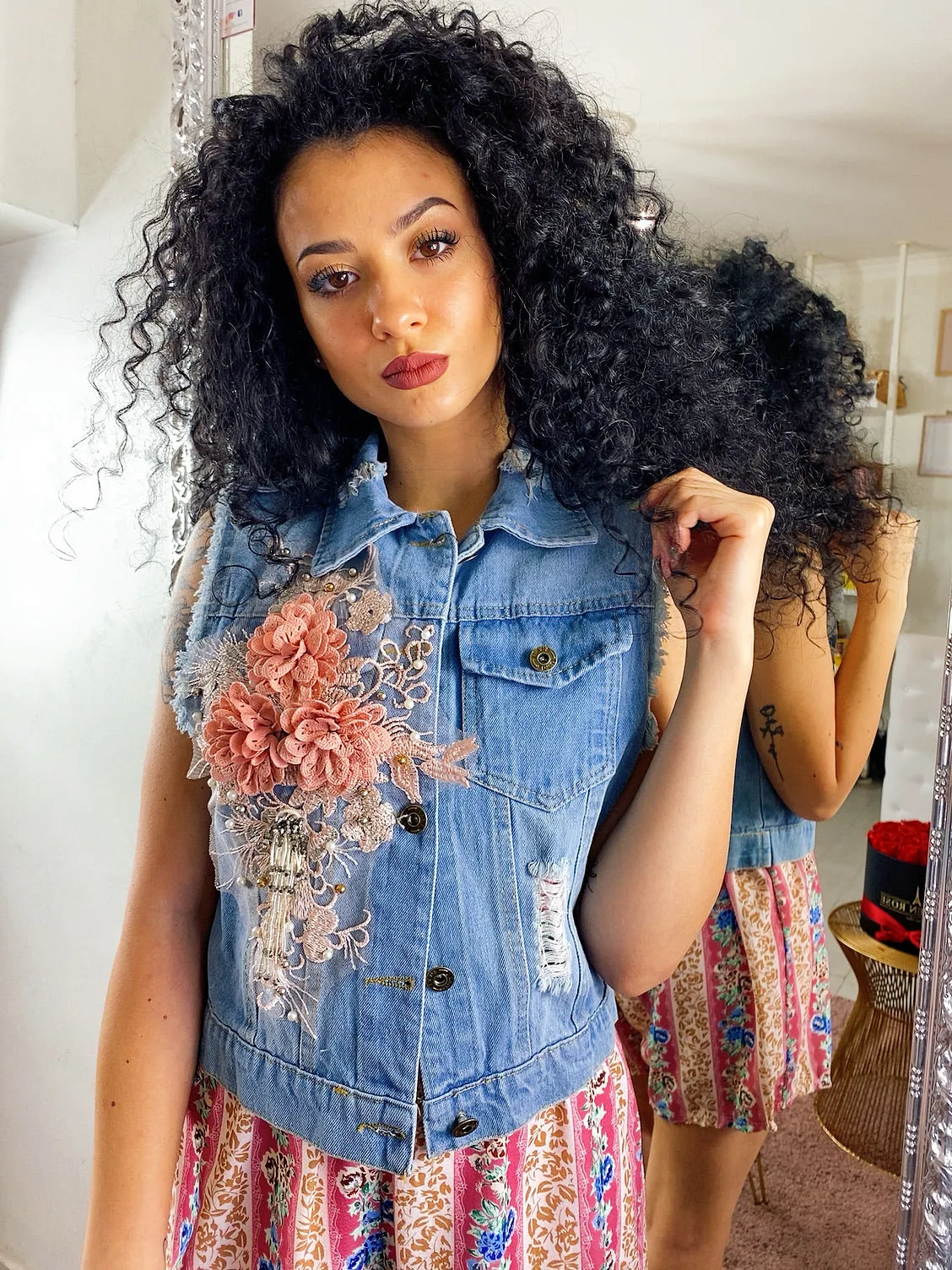 Gilet con fiori ricamati