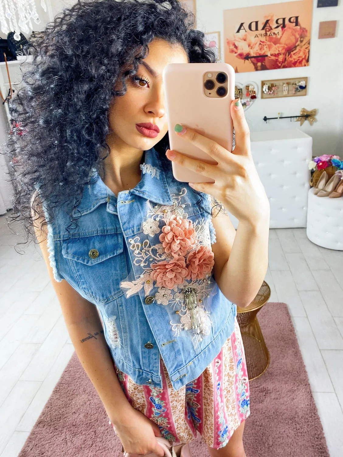 Gilet con fiori ricamati