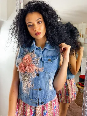 Gilet con fiori ricamati