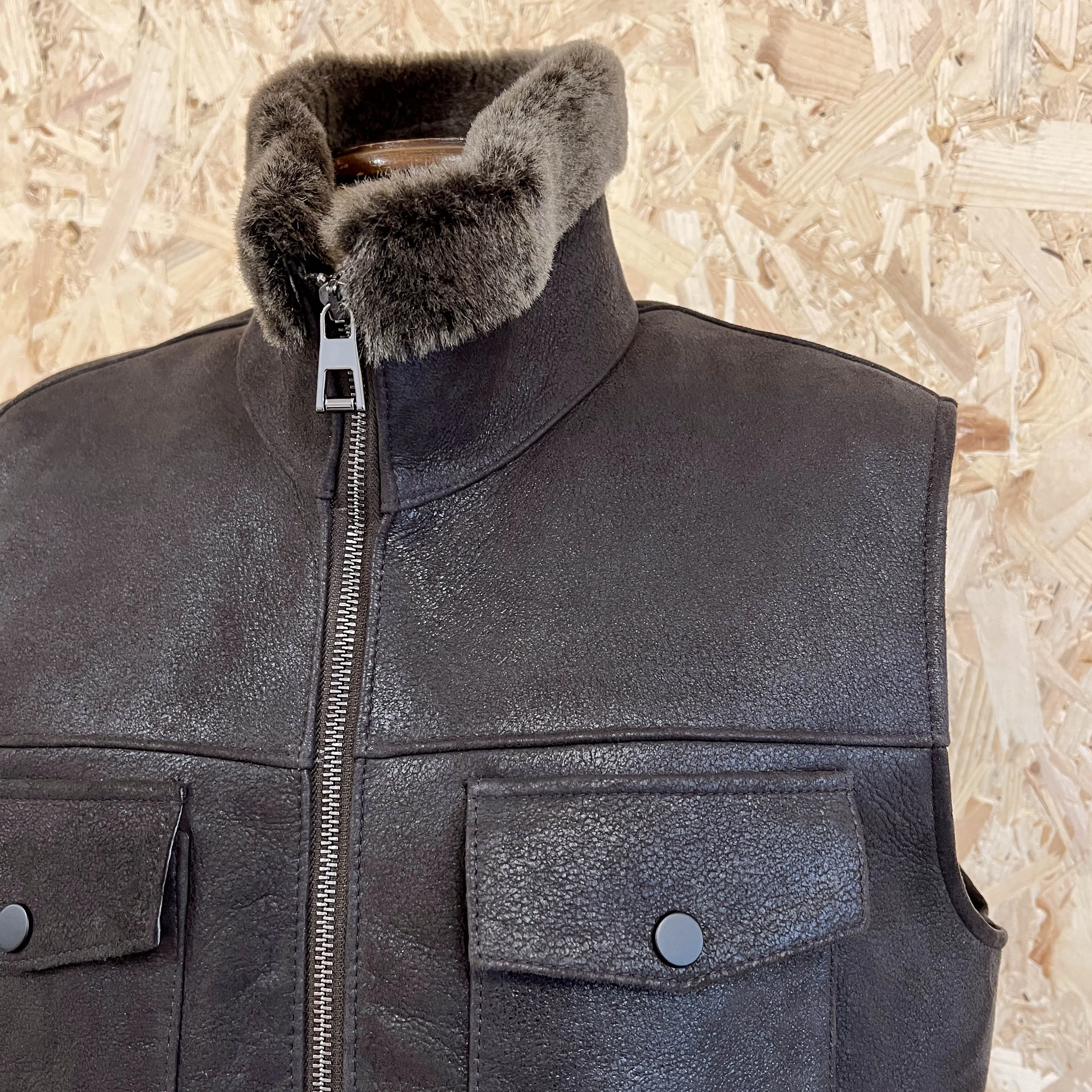 MEN'S GILET / TEXTURED BROWN LEATHER
